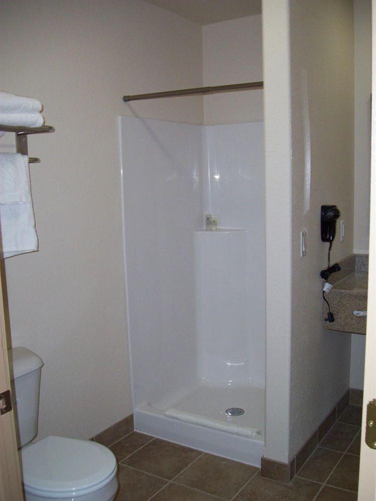 Price Pointe Inn وكيشا المظهر الخارجي الصورة