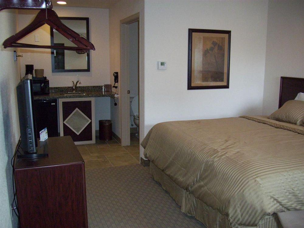 Price Pointe Inn وكيشا المظهر الخارجي الصورة