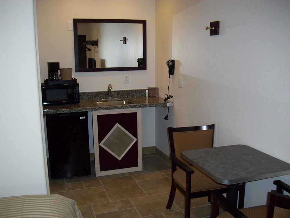 Price Pointe Inn وكيشا المظهر الخارجي الصورة