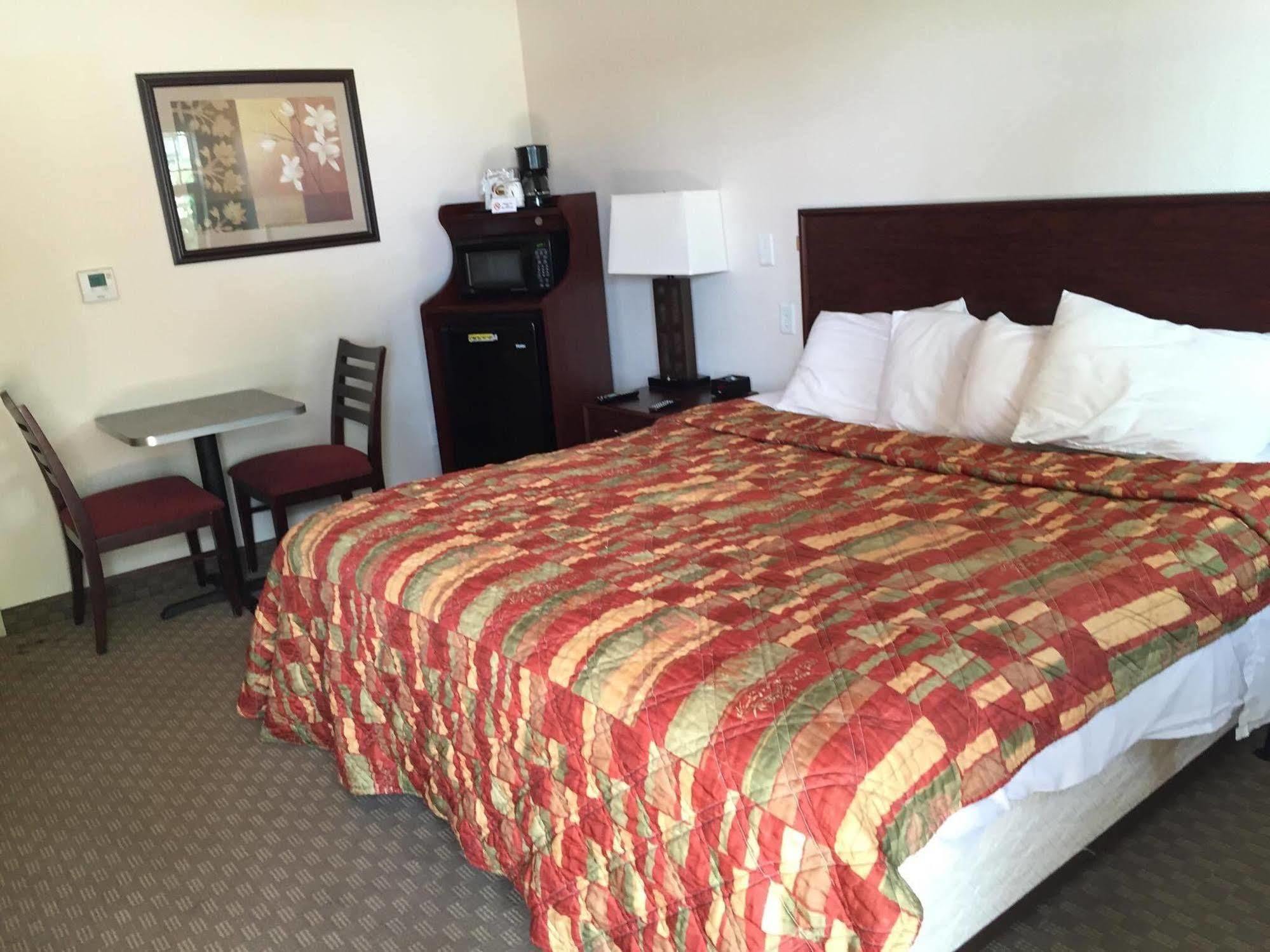 Price Pointe Inn وكيشا المظهر الخارجي الصورة