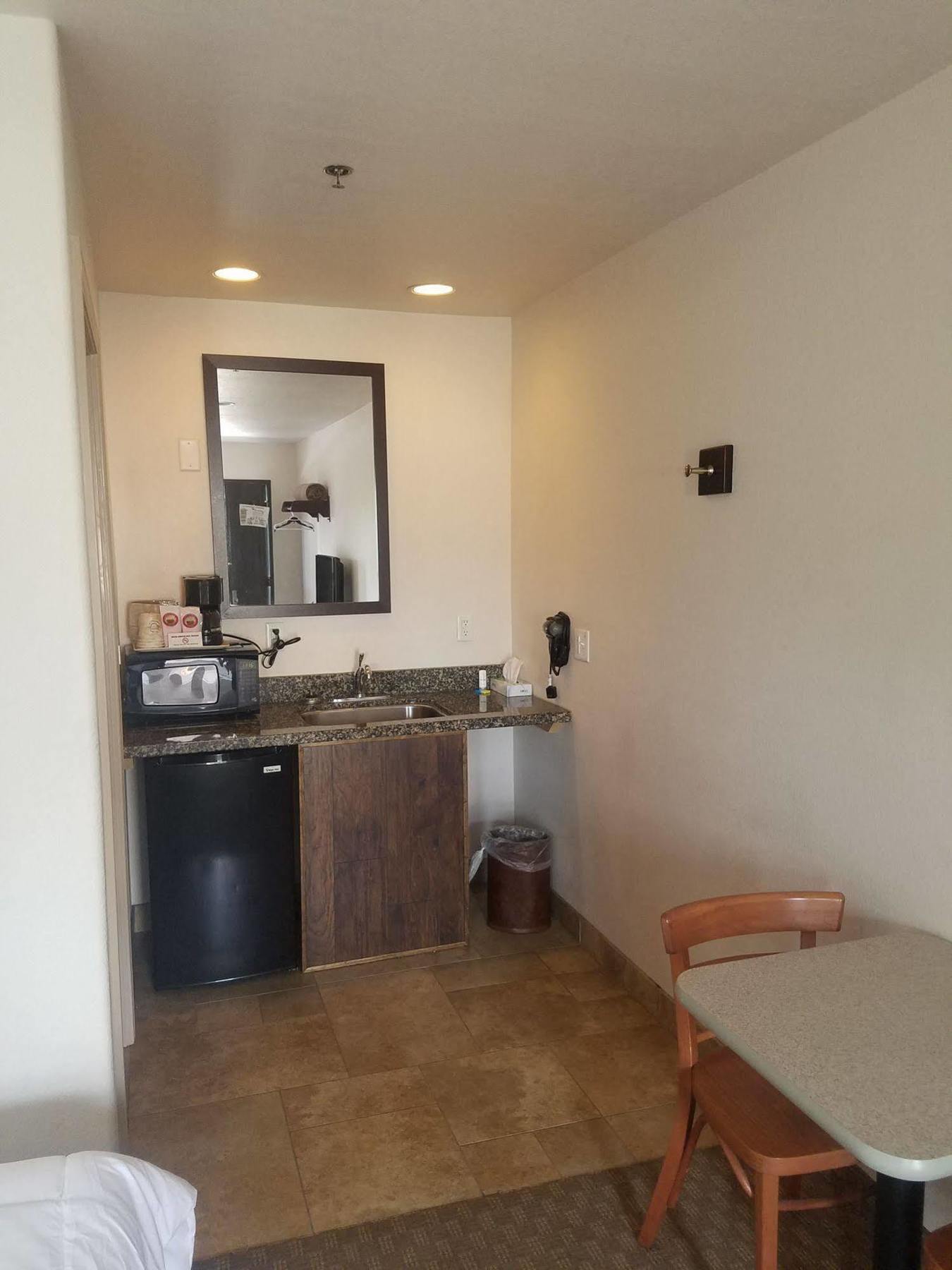 Price Pointe Inn وكيشا المظهر الخارجي الصورة